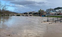 Çanakkale’de Kocabaş Çayı taştı, otopark sular altında kaldı