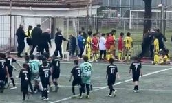 Futbolcunun velisi hakeme saldırdı!