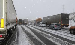 Nisan ayında kış geri geldi: Erzincan-Sivas yolu ulaşıma kapandı