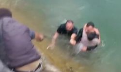 Sulama kanalına düşen çocuğu kurtarmak için zamanla yarıştılar