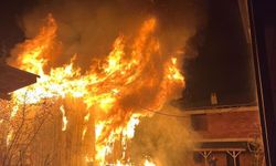 Düzce'de bir evde yangın çıktı: Alevler geceyi aydınlattı