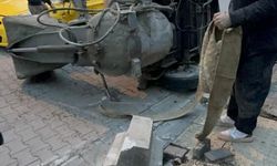 Harç karma makinesi, ticari taksinin üzerine devrildi: Şoför kazayı ucuz atlattı