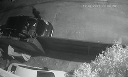 Adana'da korku dolu anlar: Kasklı saldırgan eve kurşun yağdırdı