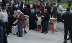 Yaralı öğrencilerin ailelerinin hastane önündeki bekleyişi sürüyor