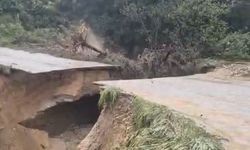 Mersin'de sağanak nedeniyle yol çöktü