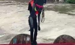 Dereyi geçmek istediler ölümden döndüler: 10 işçi vinçle kurtarıldı