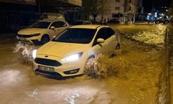 Adıyaman’da kuvvetli yağış sele neden oldu, araçlar mahsur kaldı