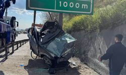 TEM'de feci kaza: Otomobil yön levhasına saplandı