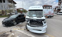 Tokat'ta öğrenci servisi ile otomobil birbirine girdi: 10 öğrenci yaralandı