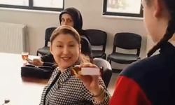 Öğrencilerden duygulandıran mesaj: Öğretmene silah değil, çikolata uzatılır