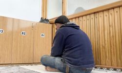 İnşaat işçisinin camiyi kirletmemek için bulduğu yöntem gündem oldu