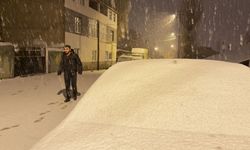 Kars'ta kar yağışı! Kalınlığı 15 santimetreyi geçti