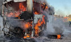 Otobüs alev topuna döndü, yolcular son anda kurtuldu