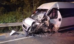 Beykoz’da servis minibüsü ile otomobil çarpıştı: 1’i ağır 12 yaralı