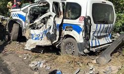 Bornova'da freni patlayan tır karşı şeride geçti polis aracını ezdi: Ölü ve yaralılar var