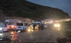 Cizre’de heyelan yolu kapattı, çok sayıda araç ve vatandaş mahsur kaldı