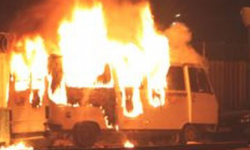 Ataşehir’de Park halindeki minibüs alevlere teslim oldu