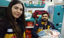 Ambulansta hastane yolunda doğum yaptı