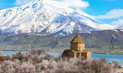Akdamar Adası bahar renklerine büründü