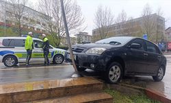 Amasya'da kontrolden çıkan otomobil durağı teğet geçti