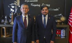 Sokak röportajlarıyla tanınan Arif Kocabıyık CHP'ye katıldı: Rozetini Özgür Özel taktı