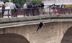 Köprüden nehre atlayan genci ekipler kurtardı: O anlar kamerada