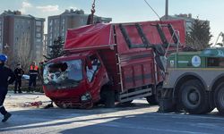 Esenler'de otomobil kamyonete çarptı: 6 yaralı