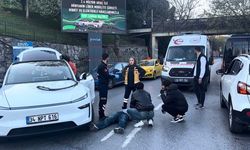 Şişli’de Tesla marka otomobil ile motosiklet çarpıştı: 1 yaralı