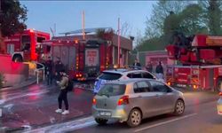 Plaza otoparkındaki elektrikli otomobil bir anda alev aldı