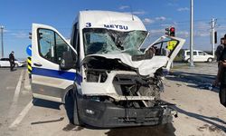 Kayseri’de işçi servisi ile kamyon çarpıştı: 8 yaralı