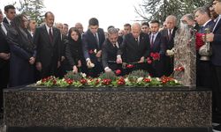 Bahçeli’den Türkeş’in kabrine ziyaret: Karanfil bıraktı!