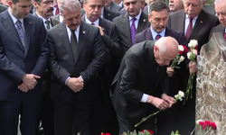 Bahçeli’den Türkeş’in kabrine ziyaret: Karanfil bıraktı!