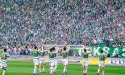 Şampiyon Bursaspor tesislerinde gülümseten operasyon: Minik taraftarlara drone şoku!