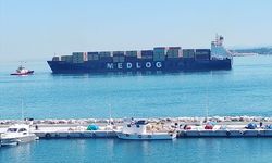 Çanakkale Boğazı'nda arızalanan konteyner gemisi güvenli bölgeye çekildi