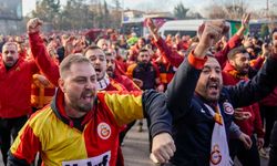 Galatasaray taraftarı Taksim’de bir arada!