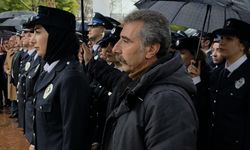 Diyarbakır'da vatandaş yağmur altındaki polise şemsiye tuttu