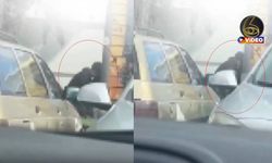 İzmir'de mide bulandıran görüntüler! Gündüz vakti 2 erkeğin öpüştüğü anlar kamerada