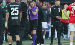 Sahada şok an: Hakem maçı kesip telefona sarıldı!