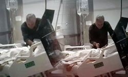 Evlat değil canavar! Hasta yağındaki babasını dövüp boğmaya çalıştığı anlar kamerada
