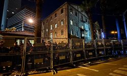 İzmir Büyükşehir Belediyesi'ne ait olan "Meslek Fabrikası" sabah saatlerinde polis barikatlarıyla çevrildi