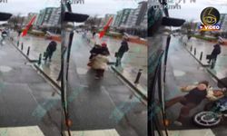 Küçükçekmece'de İETT'den inen yolcuya motosiklet çarptı! O anlar kamerada