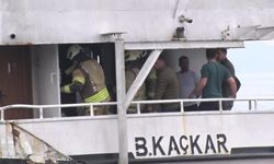 Kadıköy İskelesi'nde çıkan tekne yangını büyük panik yaşattı