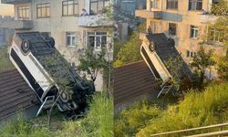 Kağıthane'de servis aracı gecekondunun çatısına uçtu: 1 kişi yaralandı