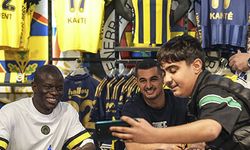 Fenerbahçeli yıldızlara büyük ilgi! Kante ve Levent taraftarla buluştu