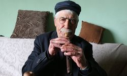 Karslı Nazim amca hastalara mey çalarak moral oluyor