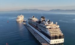 Kuşadası'na iki dev kruvaziyer: 2 bin 723 turist geldi