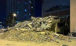 Apartman tek kepçe darbesiyle yıkıldı