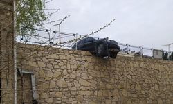 Malatya'da faciadan dönüldü: Araç duvarda asılı kaldı