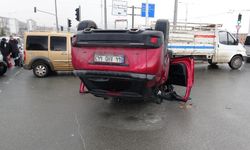 Malatya'da otomobil ile çarpışan araç ters döndü: Yaralılar var