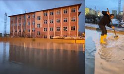 Sınıflara kadar yükseldi! Yüksekova'da okul bahçesi sular altında kaldı